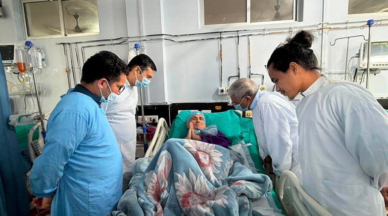 डा. केसीलाई भेट्न सरकारी वार्ता टोली सेती प्रादेशिक अस्पतालमा