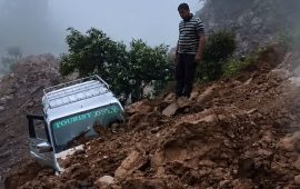ढोरपाटनमा पहिरोमा पुरिएको गाडी निकालियो, सडक पनि खुल्यो