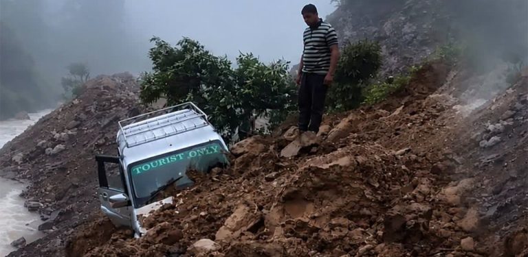 ढोरपाटनमा पहिरोमा पुरिएको गाडी निकालियो, सडक पनि खुल्यो