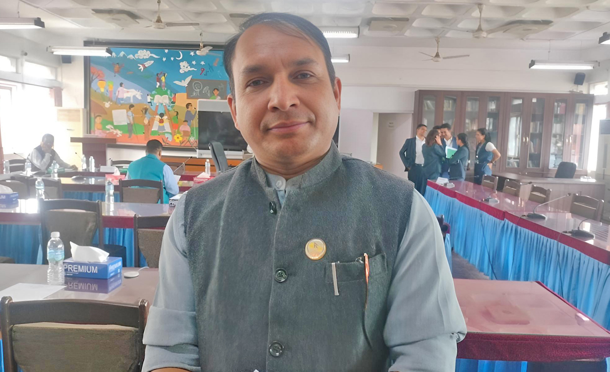 स्वार्थ बाझिने संसदीय उपसमितिमा बसेनन् गणेश धिमाल
