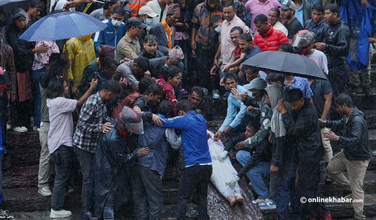 आत्मदाह गरेका गणेश नेपालीको आर्यघाटमा अन्त्येष्टि (तस्वीरहरू)