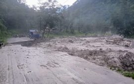 मोदी खोलाले सडक बगाउँदा घान्द्रुकमा पर्यटक अलपत्र