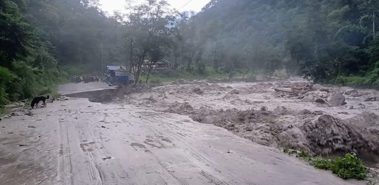 मोदी खोलाले सडक बगाउँदा घान्द्रुकमा पर्यटक अलपत्र