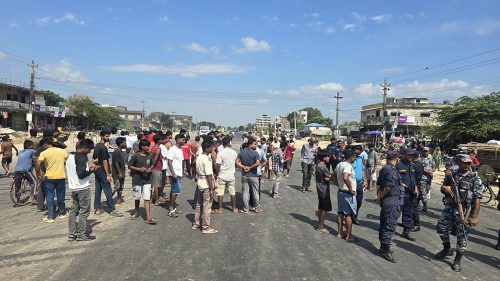 सुनसरी घटना : सिरहामा प्रधानमन्त्रीको राजीनामा माग्दै पूर्वपश्चिम राजमार्ग अवरुद्ध