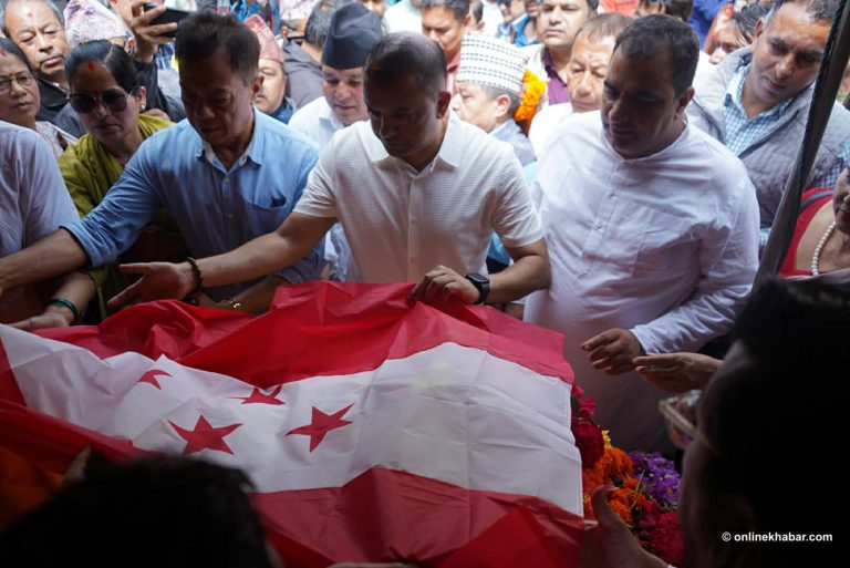गोपालमान श्रेष्ठको पार्थिव शरीरमा गगन थापाले ओढाए पार्टीको झन्डा