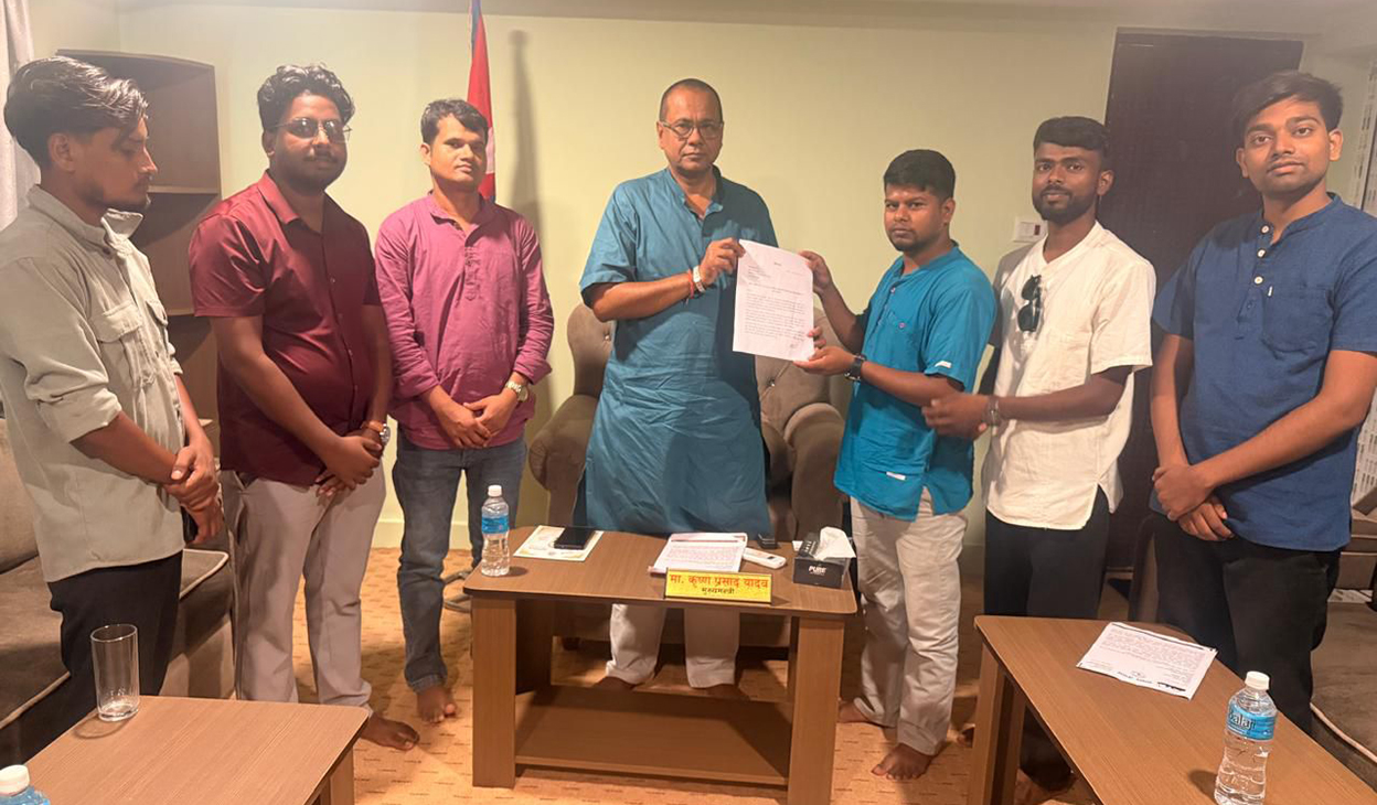 बजेटमा युवासम्बन्धी कार्यक्रम समावेश नभएको भन्दै मधेशका मुख्यमन्त्रीलाई ज्ञापनपत्र