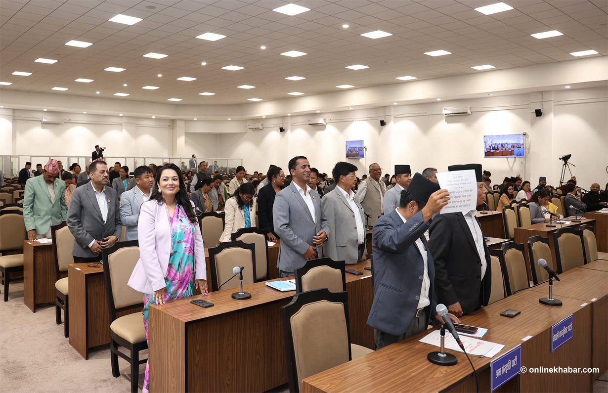 हर्क साम्पाङले संसद्‍मा फेरि देखाए प्ले कार्ड