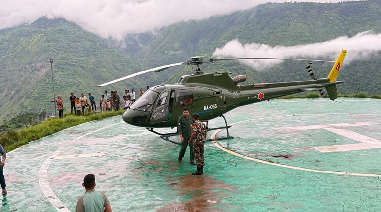रुकुमपूर्वमा दुई गर्भवती महिलाको हेलिकप्टरबाट उद्धार