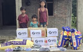 शेखर र उनका बहिनीहरूलाई राहत सामग्री हस्तान्तरण