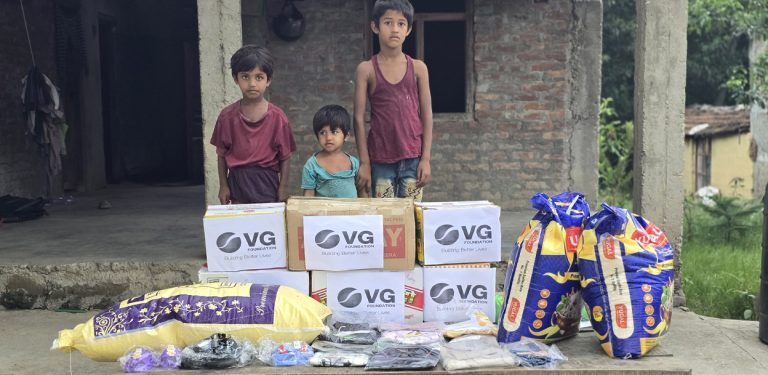 शेखर र उनका बहिनीहरूलाई राहत सामग्री हस्तान्तरण