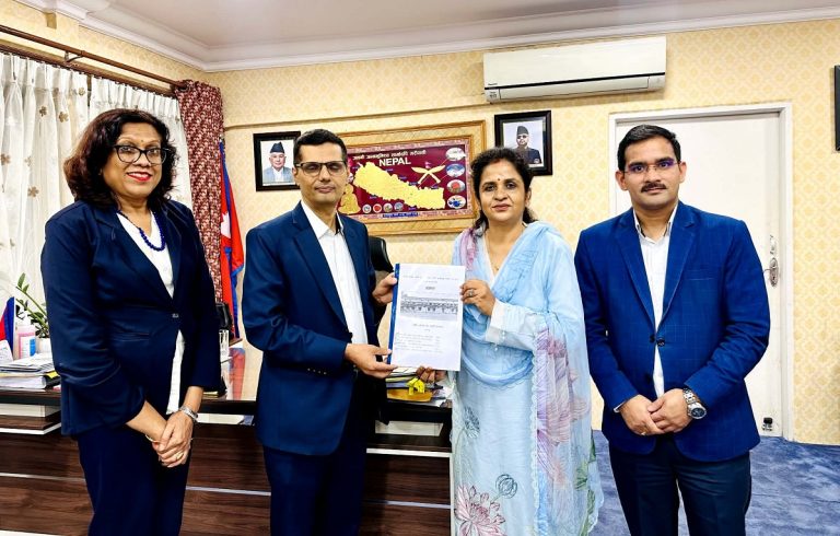 हेटौंडा कपडा उद्योग सञ्चालन प्रतिवेदन उद्योगमन्त्रीलाई बुझाइयो
