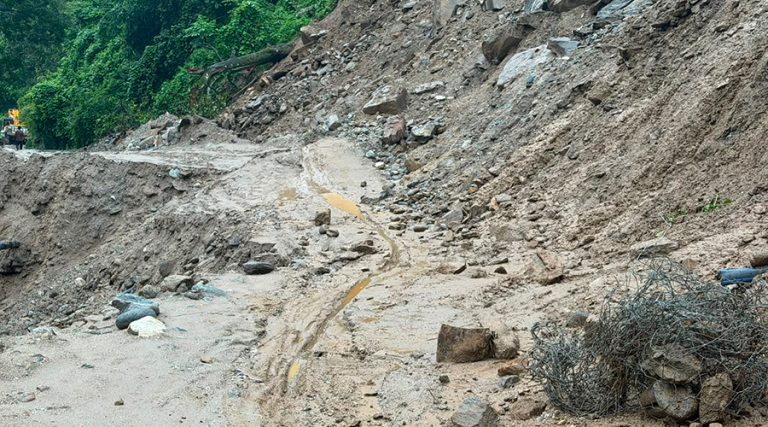 मेची राजमार्ग र तमोर करिडोर अवरुद्ध