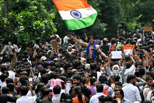 जेनजी शैली : पानीको फोहोरामा नाचे, प्रहरीलाई सोधे- ‘सर, टियर ग्यासको व्यवस्था छैन ?’