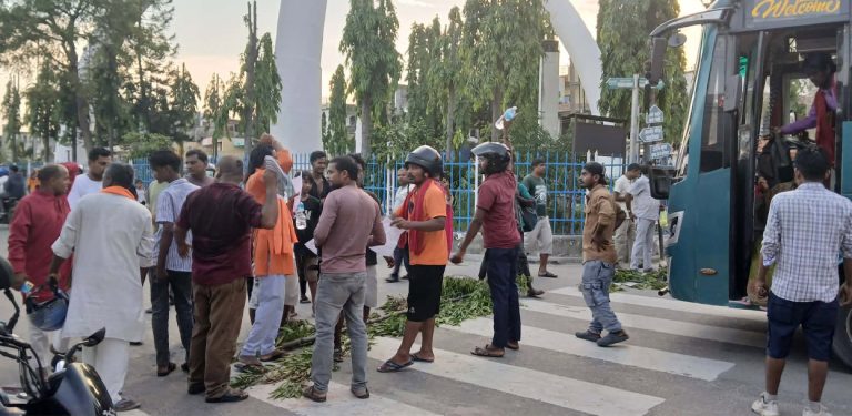 जनकपुरमा प्रधानमन्त्रीको तस्वीर जलाइयो