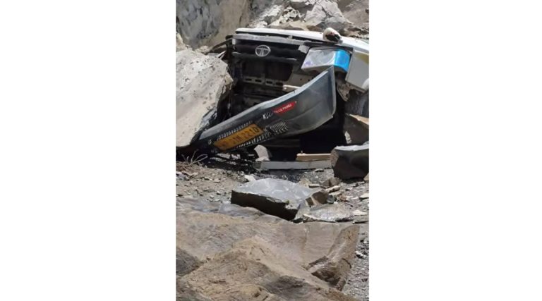 भारतको हिमाचल प्रदेशमा जिपमाथि खस्यो पहिरो, १३ जनाको मृत्यु