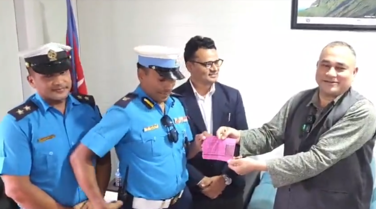 ट्राफिक नियम उल्लंघन आराेपमा सुदूरपश्चिमका मुख्यमन्त्रीलाई ५०० जरिबाना