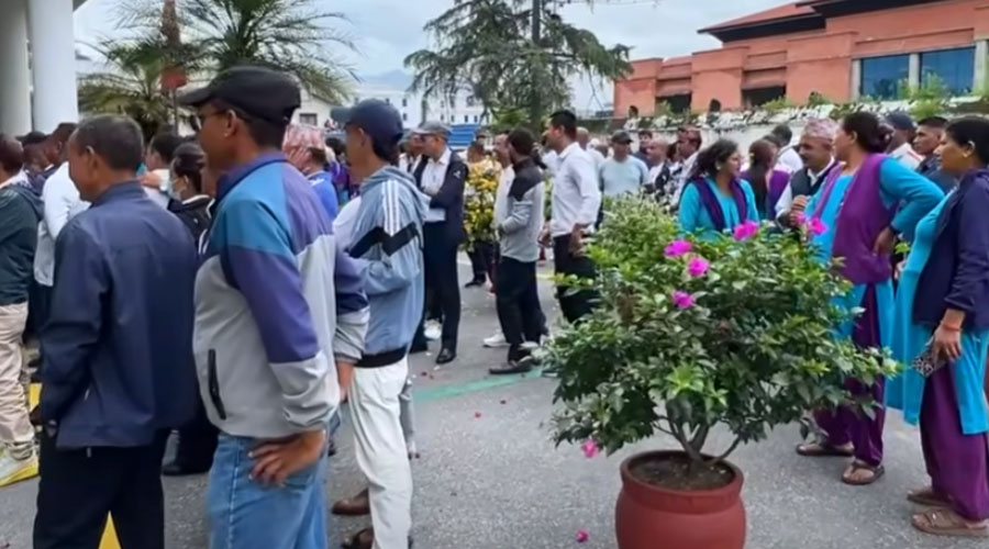 अस्थायी र करारका कर्मचारीद्वारा अर्थ मन्त्रालयमा धर्ना