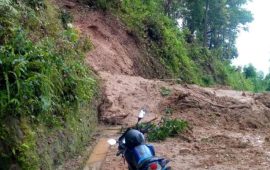 पहिरोले कोशी राजमार्गको चैनपुर-बसन्तपुर सडक अवरुद्ध