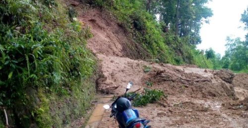 पहिरोले कोशी राजमार्गको चैनपुर-बसन्तपुर सडक अवरुद्ध