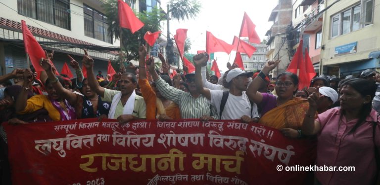 बालुवाटारमा लघुवित्त पीडितको प्रदर्शन (तस्वीरहरू)
