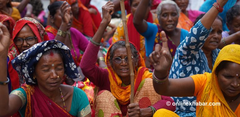 आज पनि माइतीघरमा लघुवित्त पीडितको धर्ना (तस्वीरहरू)