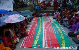 सर्वोच्चको परमादेशले पनि सुल्झेन लघुवित्त पीडितका दु:ख, झरीमा आमरण अनशन