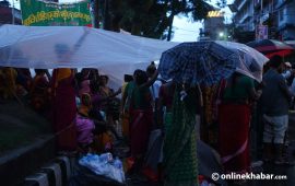 बर्खे झरीमा भिजे माइतीघरमा अनशन बसेका लघुवित्त पीडित (तस्वीरहरू)