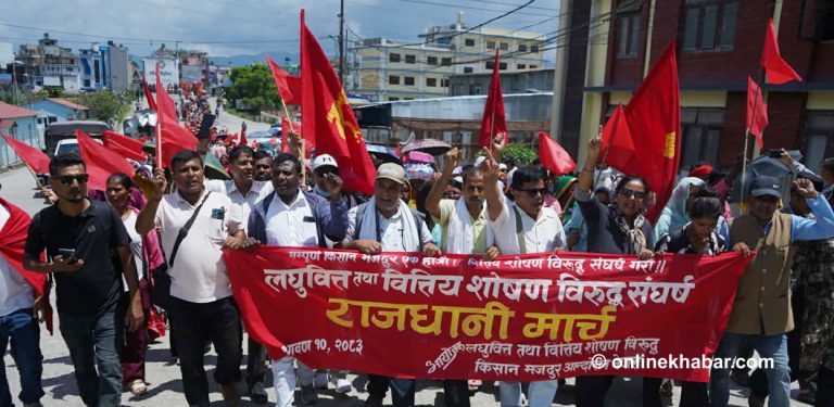 सर्वोच्चको परमादेश कार्यान्वयन माग गर्दै लघुवित्त पीडित सामूहिक आमरण अनशनमा