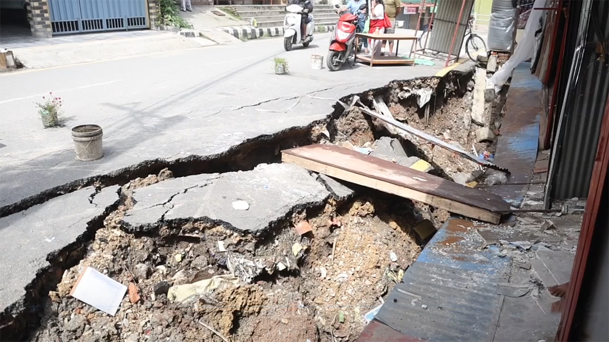ललितपुरको इमाडोलमा सडक भत्कियो, पसलहरुमा पनि क्षति