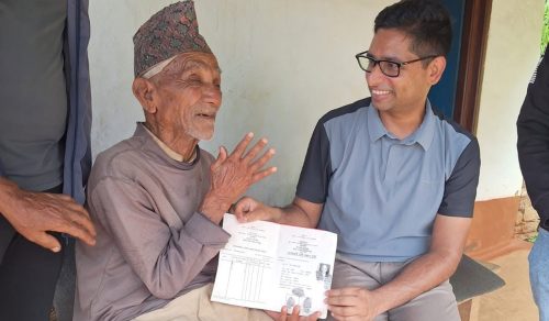 संखुवासभामा ज्येष्ठ नागरिकलाई घरमै लालपुर्जा