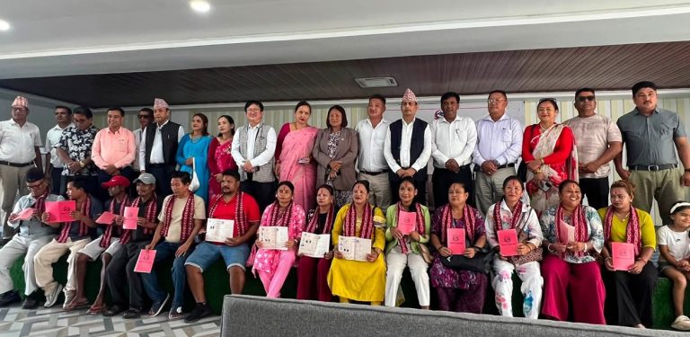 झापाको अर्जुनधारामा १८ परिवारलाई लालपुर्जा वितरण