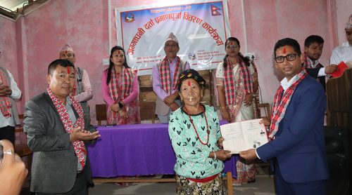 संखुवासभामा अभिलेख जलेका ८६२ जग्गाधनीलाई २४ वर्षपछि लालपुर्जा वितरण