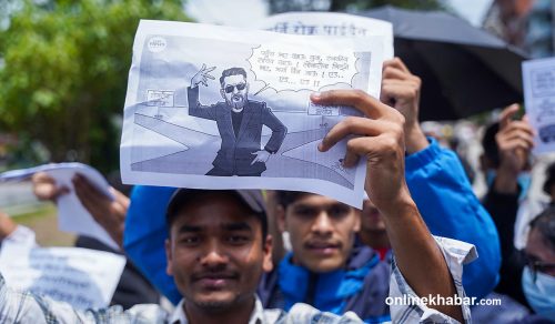 ‘पहुँच भए स्वकीय सचिव खाऊ, लोकसेवा भिड्ने भए भर्ना छैन जाऊ’ (तस्वीरहरू)
