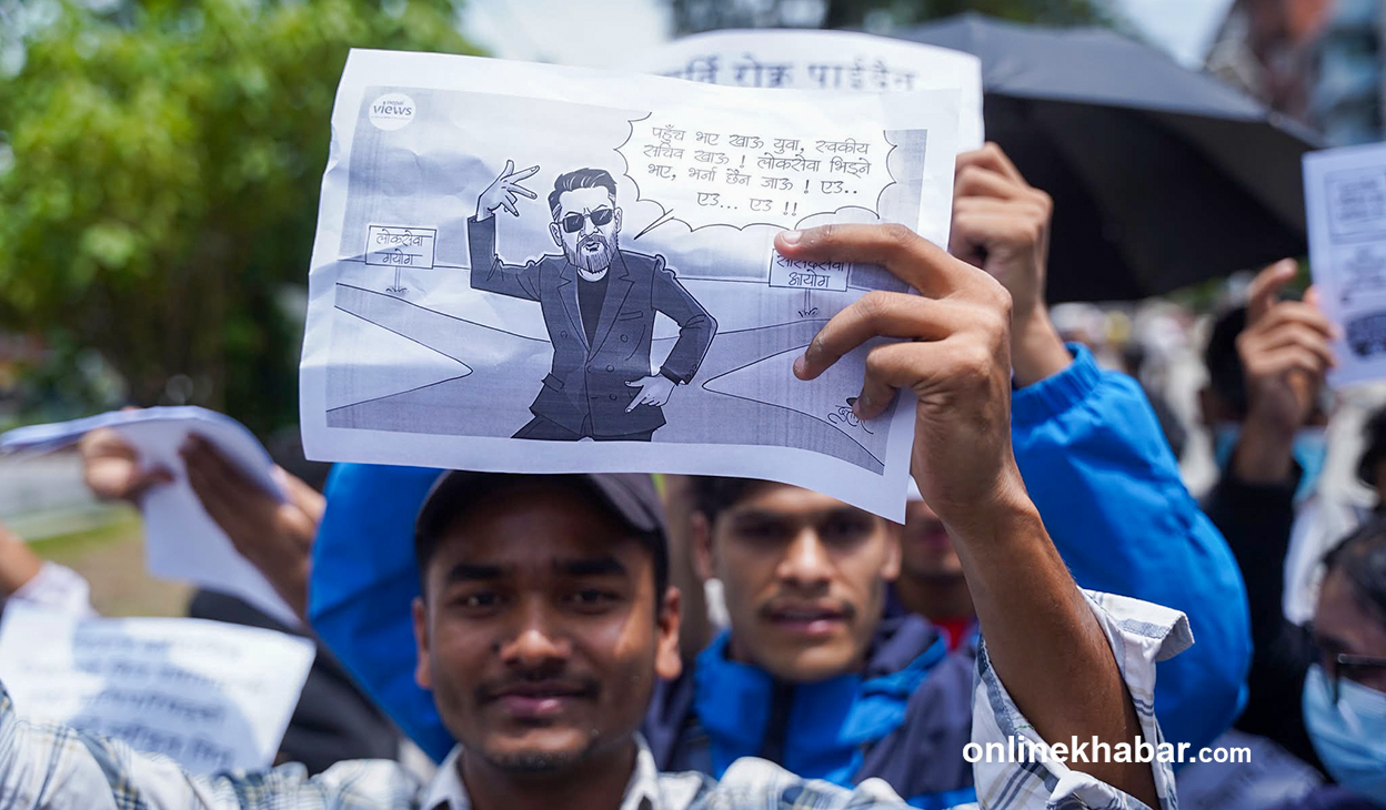 ‘पहुँच भए स्वकीय सचिव खाऊ, लोकसेवा भिड्ने भए भर्ना छैन जाऊ’ (तस्वीरहरू)