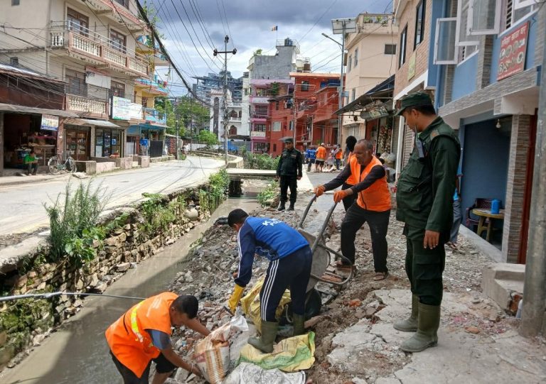 सामाखुसी नदी खण्डमा पर्खाल भत्किएपछि महानगरपालिकाले गर्‍यो प्रतिकार्य