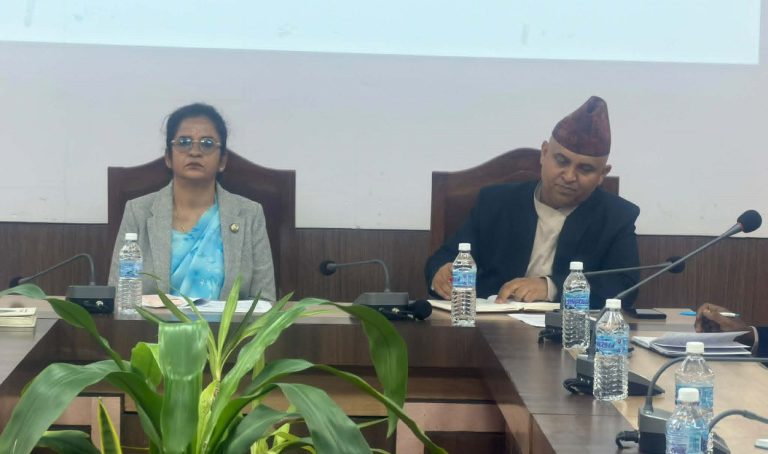 तत्काल बजार भाउ घटाउन व्यवसायीलाई उद्योगमन्त्रीको निर्देशन
