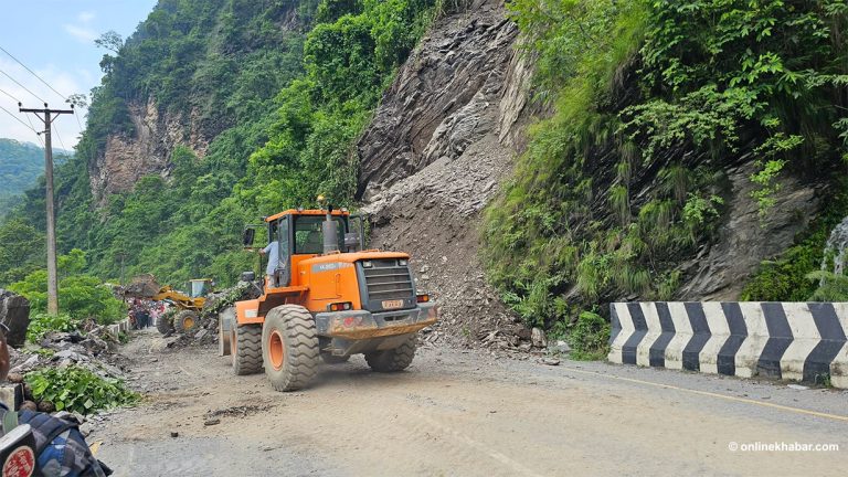 मध्य बर्खापछि नारायणगढ-मुग्लिन खण्डमा पहिरो रोक्न ठेक्का सम्झौता