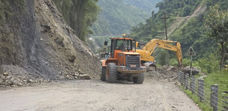 साढे चार घण्टापछि खुल्यो मुग्लिन-नारायण सडक