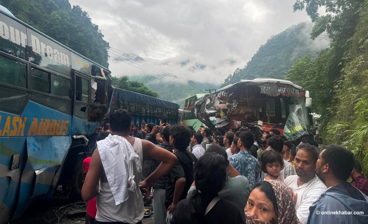 मुग्लिन-नारायणगढ सडकखण्डको जलबीरेमा २ बस ठोक्किए, सडक अवरुद्ध