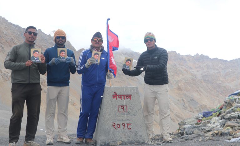 तिङ्करको १ नम्बर सीमा स्तम्भमा ‘नवल खड्का’ पुस्तक विमोचन