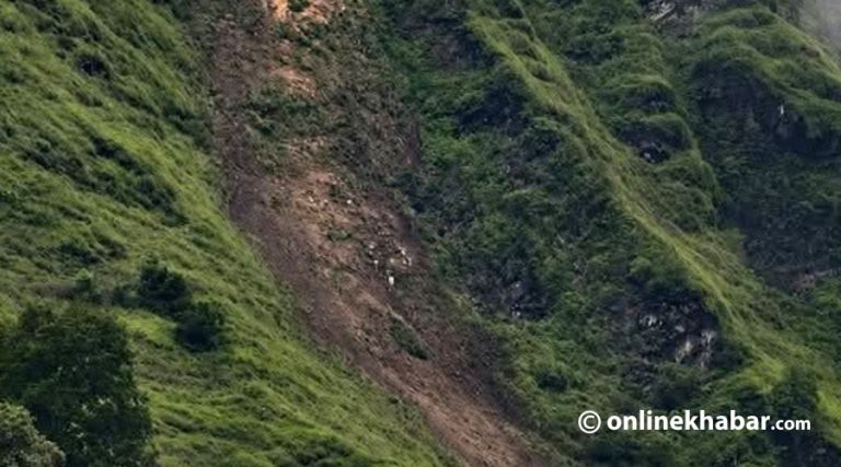 रोल्पामा गोठालो गएका दुई महिला पहिरोमा बेपत्ता, खोजी जारी