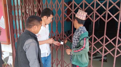 शिक्षक सरुवा विवाद : विद्यार्थी र अभिभावकले लगाए गाउँपालिकामा ताला