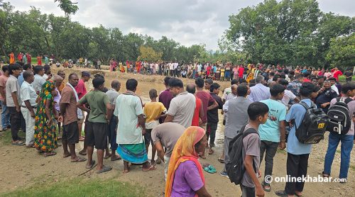 सिरहामा खाल्डोमा जमेको पानीमा डुबेर एकै परिवारका तीन बालबालिकाको मृत्यु