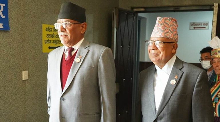 एमालेसँगको सहमतिप्रति असन्तुष्ट माधव नेपाल भेट्न निवासमै पुगे प्रचण्ड