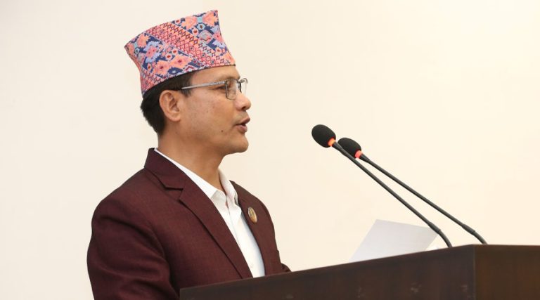रास्वपा सचेतक परियारको प्रश्न : शाही निरंकुशतासँग नझुकेको प्रेस दुई-चारवटा गाडी तेर्स्याएर तर्सिन्छ ?