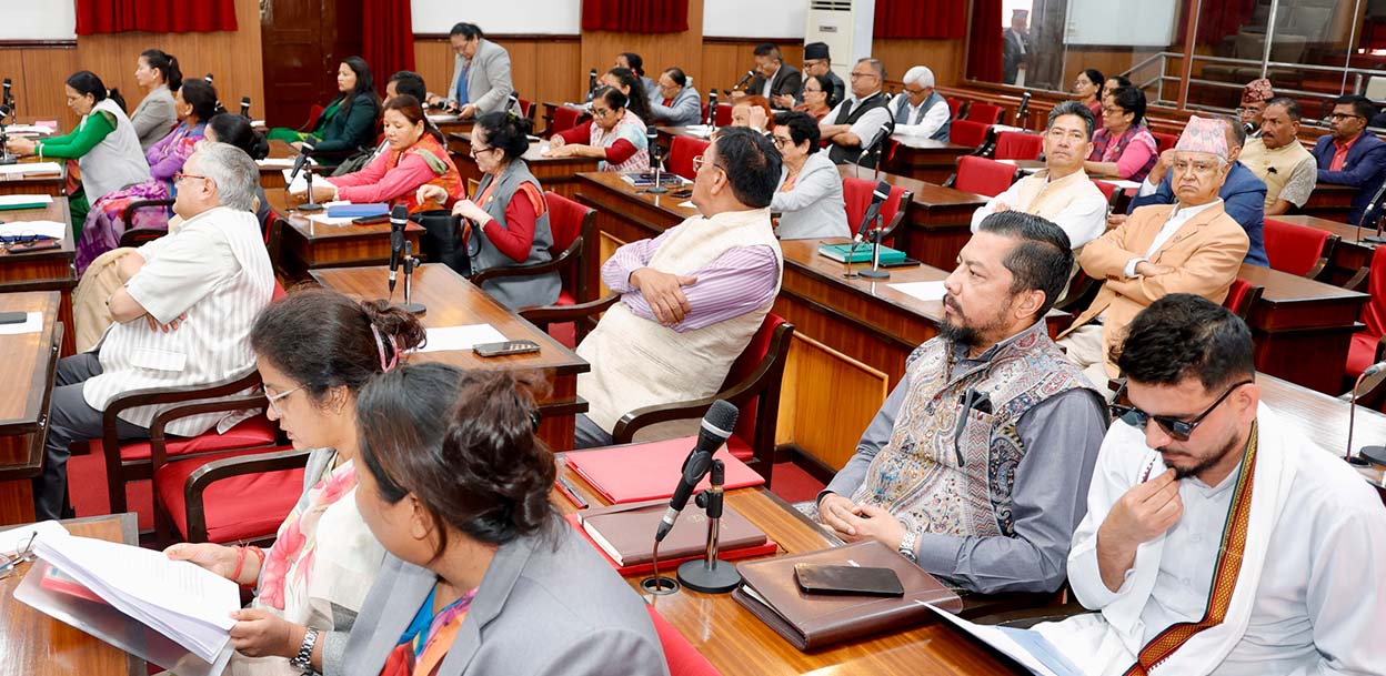 सांसदहरूले कोट, इस्टकोट वा सांस्कृतिक पोशाक लगाउनुपर्ने