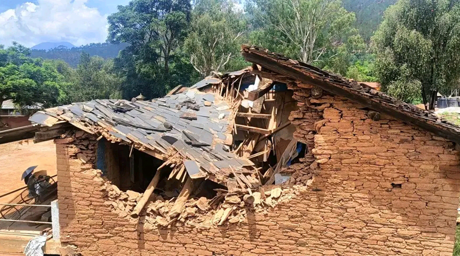 बैतडीमा वर्षाका कारण विद्यालय भवन भत्कियो
