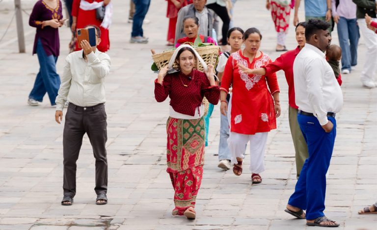 डोकोमा घाँस बोकेर पाटन, वसन्तपुर किन डुल्दैछिन् सिम्रन ?