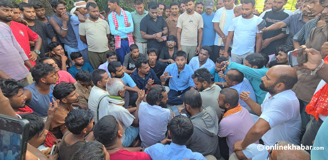 सिरहा घटनामा ज्यान गुमाएकाको परिवारलाई भेट्न पुगे सांसद यादव, छानबिनका लागि आवाज उठाउने प्रतिबद्धता