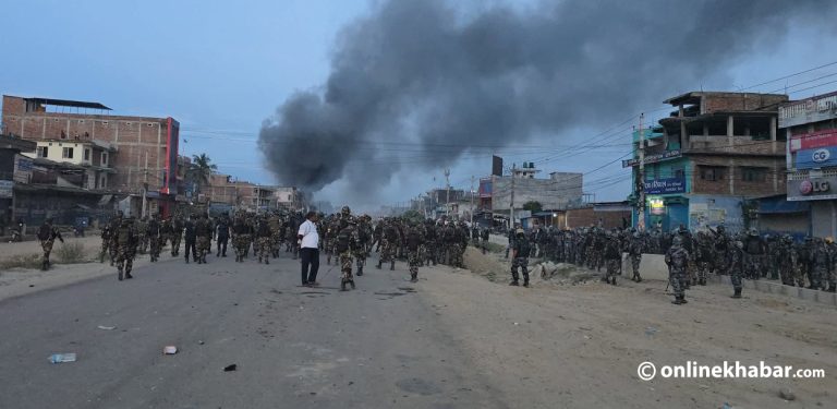 सिरहाको गोलबजारमा प्रदर्शन चर्कंदै, अश्रुग्यास प्रहार